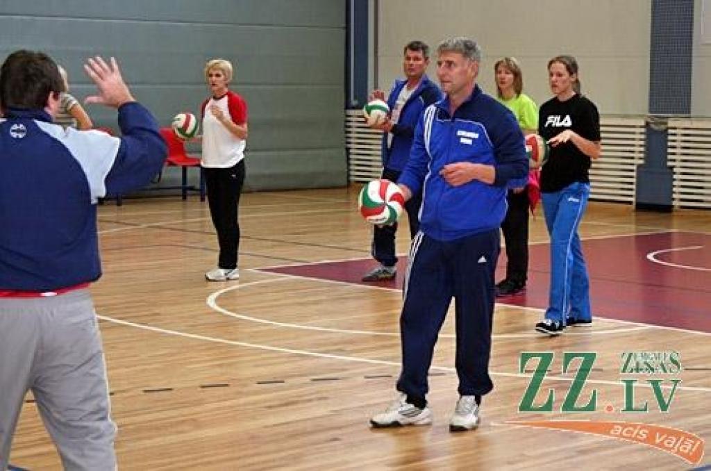 Teju simts sporta pedagogu no visiem Latvijas novadiem Jelgavā pulcēja IZM Valsts izglītības satura centra un pilsētas Sporta servisa centra kopīgi organizēts seminārs par mūsdienīga mācību procesa tēmu. Praktiskās nodarbības...