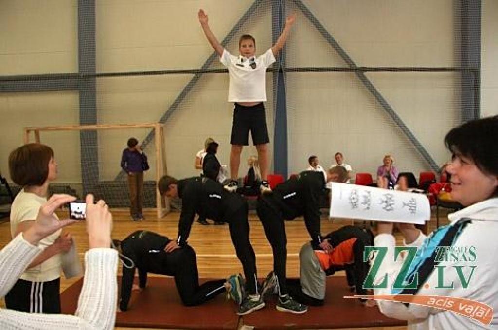 Teju simts sporta pedagogu no visiem Latvijas novadiem Jelgavā pulcēja IZM Valsts izglītības satura centra un pilsētas Sporta servisa centra kopīgi organizēts seminārs par mūsdienīga mācību procesa tēmu. Praktiskās nodarbības...