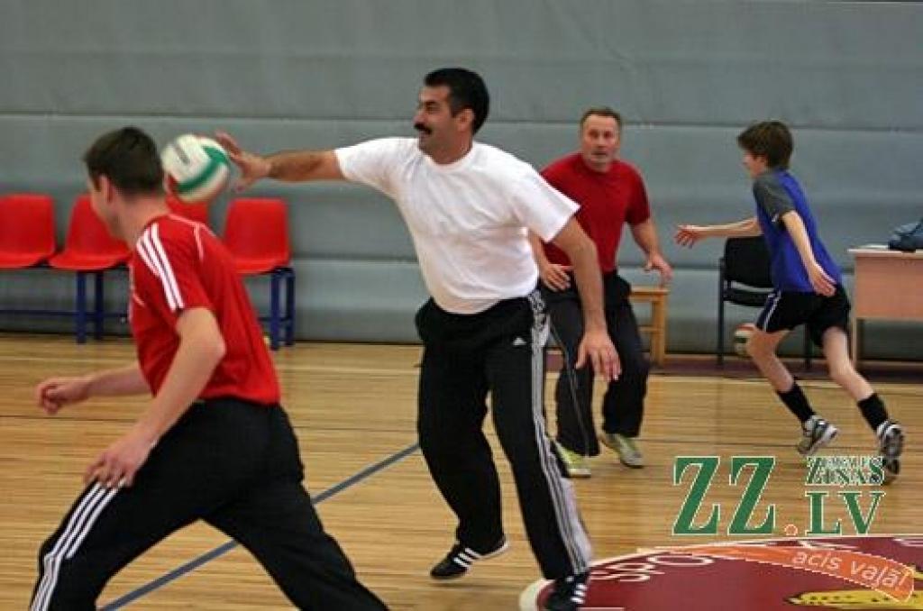 Teju simts sporta pedagogu no visiem Latvijas novadiem Jelgavā pulcēja IZM Valsts izglītības satura centra un pilsētas Sporta servisa centra kopīgi organizēts seminārs par mūsdienīga mācību procesa tēmu. Praktiskās nodarbības...
