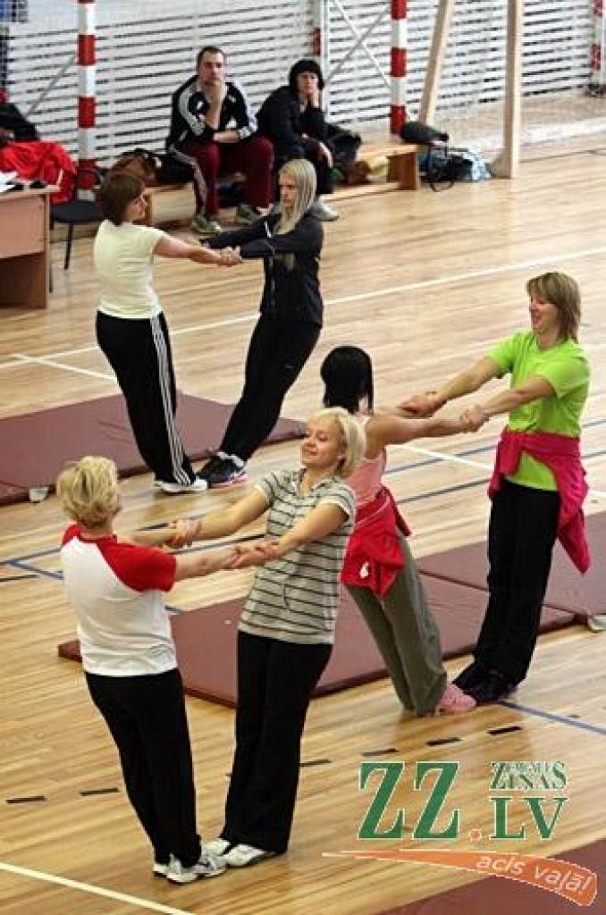 Teju simts sporta pedagogu no visiem Latvijas novadiem Jelgavā pulcēja IZM Valsts izglītības satura centra un pilsētas Sporta servisa centra kopīgi organizēts seminārs par mūsdienīga mācību procesa tēmu. Praktiskās nodarbības...