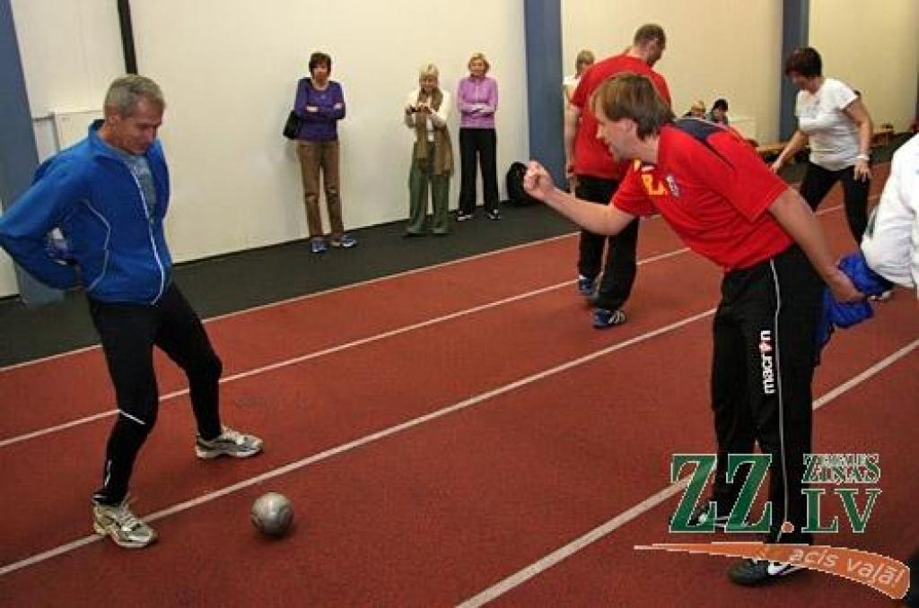 Teju simts sporta pedagogu no visiem Latvijas novadiem Jelgavā pulcēja IZM Valsts izglītības satura centra un pilsētas Sporta servisa centra kopīgi organizēts seminārs par mūsdienīga mācību procesa tēmu. Praktiskās nodarbības...