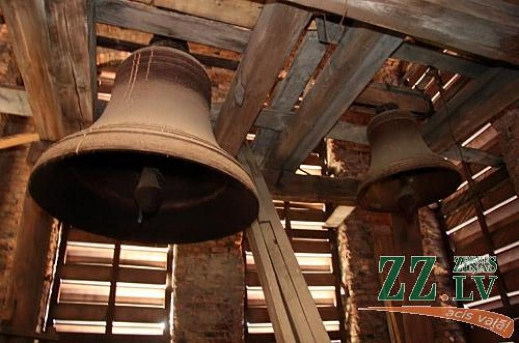 Jelgavas Bezvainīgās jaunavas Marijas katedrālē darbojas elektronisks pulkstenis. No pulksten 6 līdz 22 tas skaita stundas ceturkšņus, kā arī sit stundas. Apkārtnes iedzīvotāji jaunumu vērtē dažādi, taču pretenzijas neceļ. Garīdzniecības...
Autors: Agris Samcovs