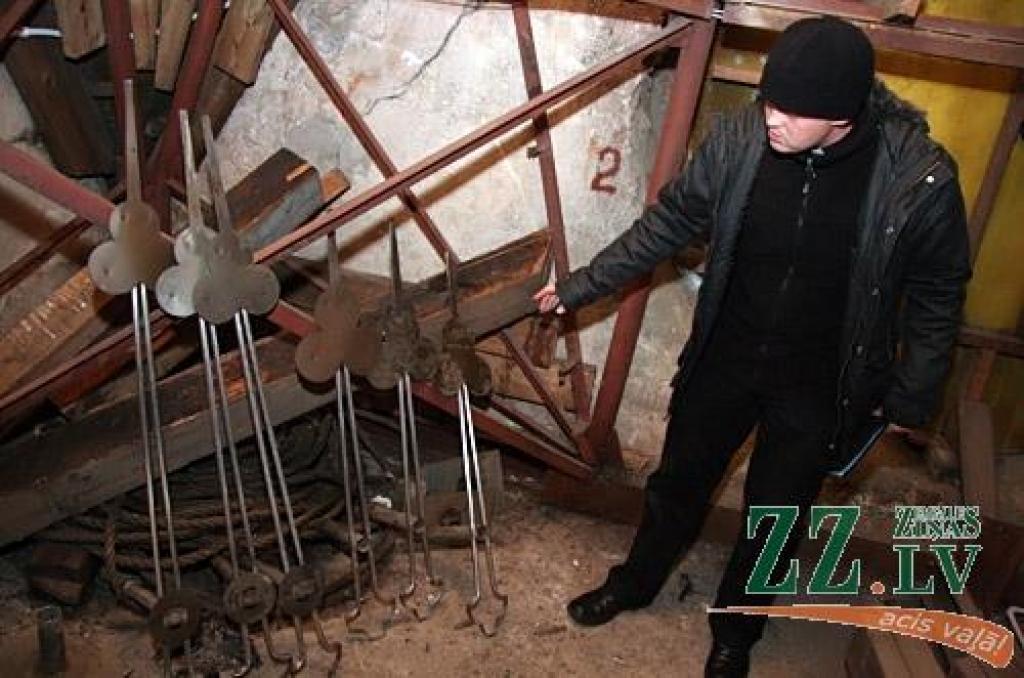 Jelgavas Bezvainīgās jaunavas Marijas katedrālē darbojas elektronisks pulkstenis. No pulksten 6 līdz 22 tas skaita stundas ceturkšņus, kā arī sit stundas. Apkārtnes iedzīvotāji jaunumu vērtē dažādi, taču pretenzijas neceļ. Garīdzniecības...
Autors: Agris Samcovs
