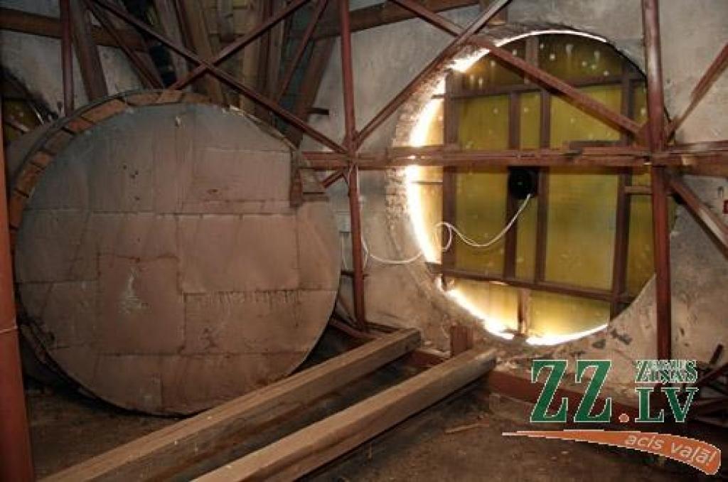 Jelgavas Bezvainīgās jaunavas Marijas katedrālē darbojas elektronisks pulkstenis. No pulksten 6 līdz 22 tas skaita stundas ceturkšņus, kā arī sit stundas. Apkārtnes iedzīvotāji jaunumu vērtē dažādi, taču pretenzijas neceļ. Garīdzniecības...
Autors: Agris Samcovs