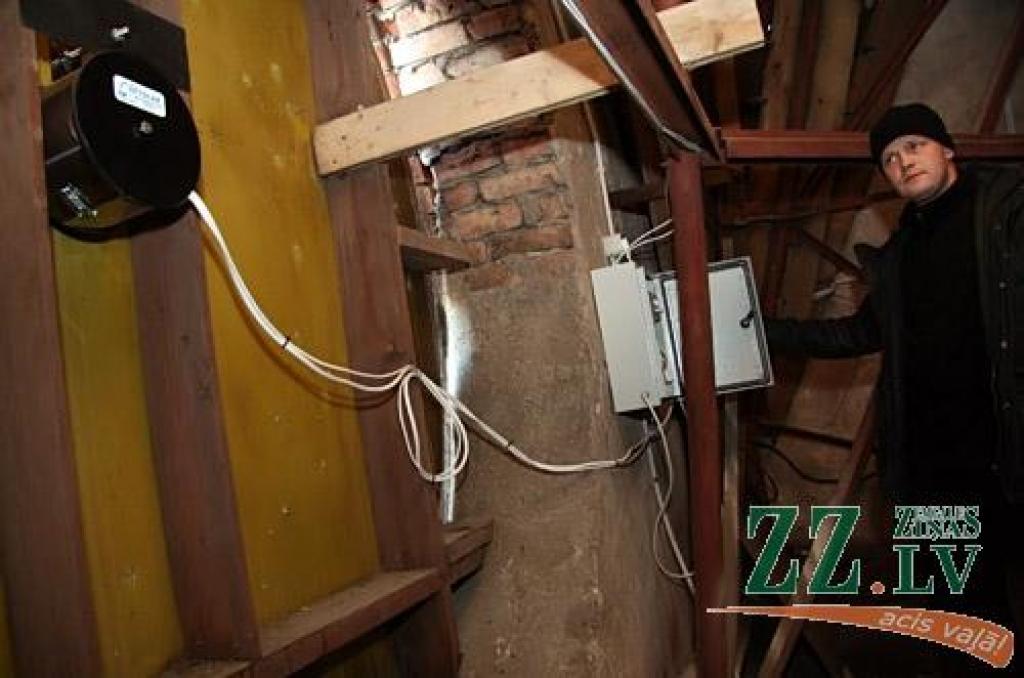 Jelgavas Bezvainīgās jaunavas Marijas katedrālē darbojas elektronisks pulkstenis. No pulksten 6 līdz 22 tas skaita stundas ceturkšņus, kā arī sit stundas. Apkārtnes iedzīvotāji jaunumu vērtē dažādi, taču pretenzijas neceļ. Garīdzniecības...
Autors: Agris Samcovs