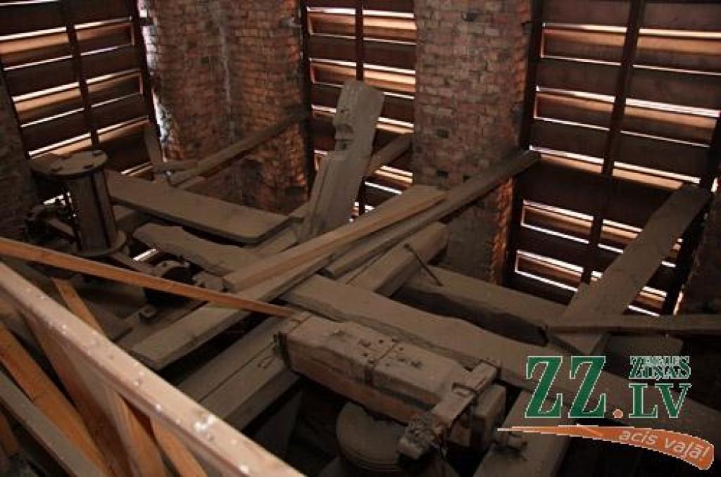 Jelgavas Bezvainīgās jaunavas Marijas katedrālē darbojas elektronisks pulkstenis. No pulksten 6 līdz 22 tas skaita stundas ceturkšņus, kā arī sit stundas. Apkārtnes iedzīvotāji jaunumu vērtē dažādi, taču pretenzijas neceļ. Garīdzniecības...
Autors: Agris Samcovs