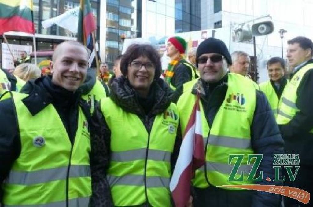 Protestā Briselē piedalās arī Jelgavas novada zemnieks Uldis Vangalis (pirmais no labās).
Autors: ETP grupas Preses dienests 