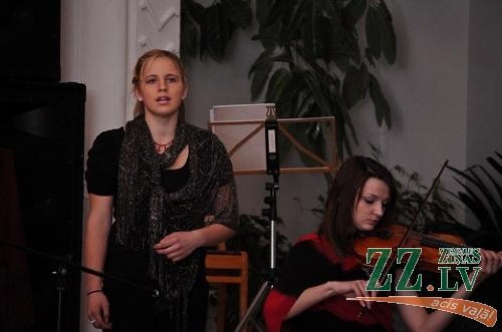 Pirmajos Ziemassvētkos Jelgavas Valsts ģimnāzijā izskanēja zvanu ansambļa «Accelerando» koncerts «Es dzirdēju zvanus skanam». Tajā piedalījās arī Cēsu zvanu ansamblis, Priekules mūzikas un mākslas skolas zvanu ansamblis un Ād.Alunāna...