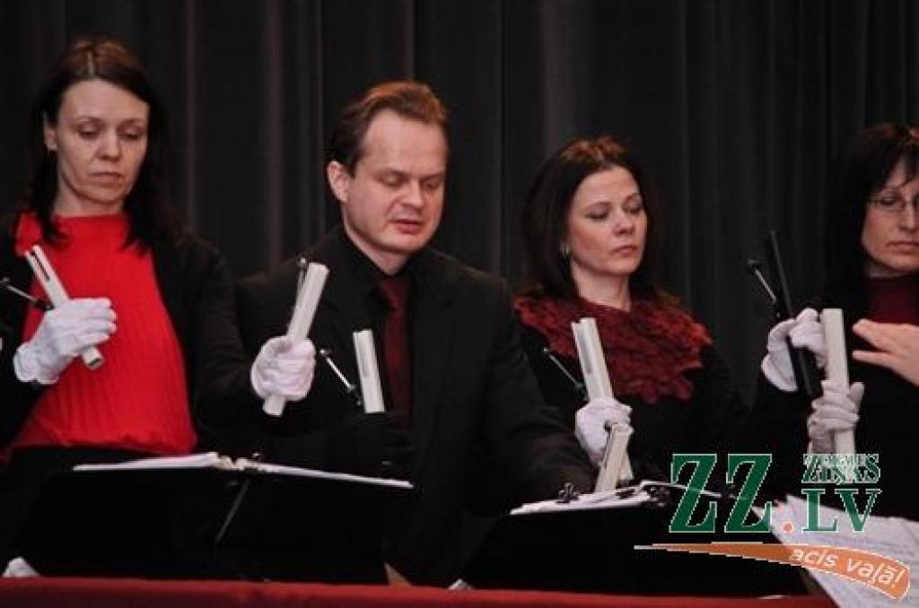 Pirmajos Ziemassvētkos Jelgavas Valsts ģimnāzijā izskanēja zvanu ansambļa «Accelerando» koncerts «Es dzirdēju zvanus skanam». Tajā piedalījās arī Cēsu zvanu ansamblis, Priekules mūzikas un mākslas skolas zvanu ansamblis un Ād.Alunāna...