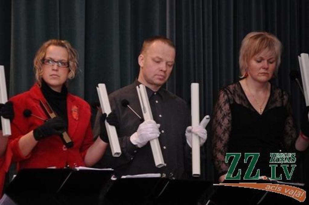 Pirmajos Ziemassvētkos Jelgavas Valsts ģimnāzijā izskanēja zvanu ansambļa «Accelerando» koncerts «Es dzirdēju zvanus skanam». Tajā piedalījās arī Cēsu zvanu ansamblis, Priekules mūzikas un mākslas skolas zvanu ansamblis un Ād.Alunāna...