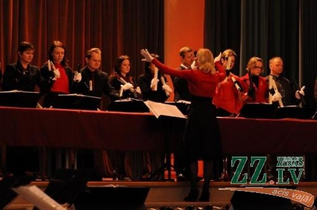 Pirmajos Ziemassvētkos Jelgavas Valsts ģimnāzijā izskanēja zvanu ansambļa «Accelerando» koncerts «Es dzirdēju zvanus skanam». Tajā piedalījās arī Cēsu zvanu ansamblis, Priekules mūzikas un mākslas skolas zvanu ansamblis un Ād.Alunāna...