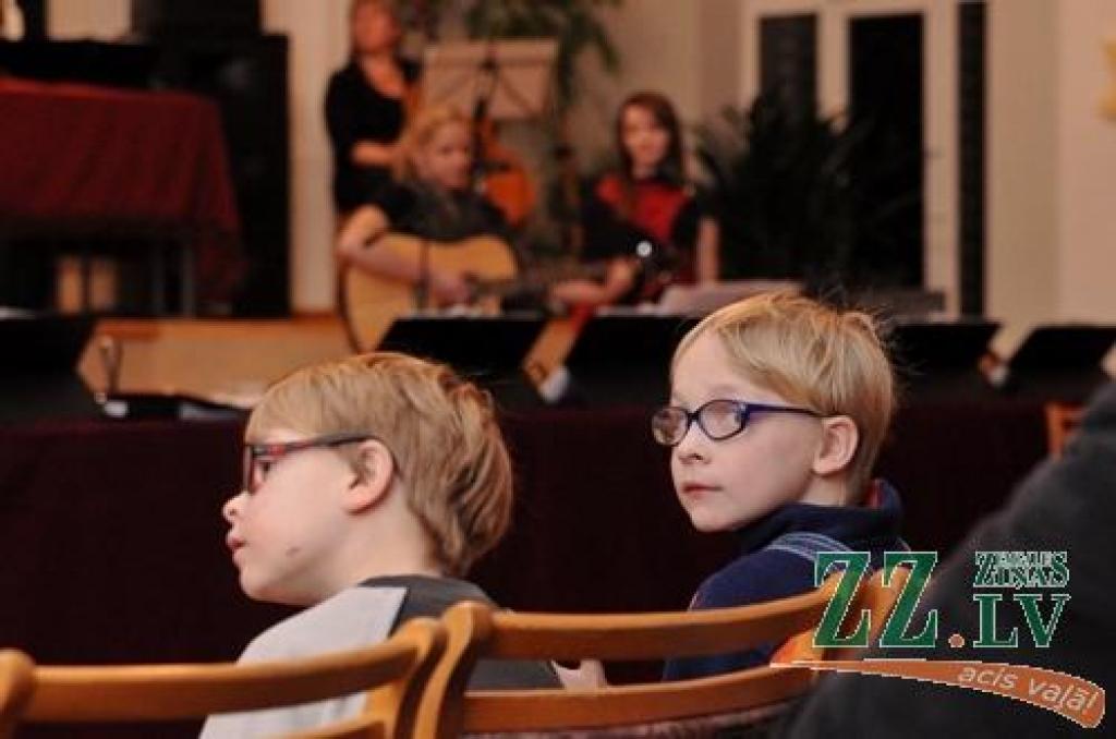 Pirmajos Ziemassvētkos Jelgavas Valsts ģimnāzijā izskanēja zvanu ansambļa «Accelerando» koncerts «Es dzirdēju zvanus skanam». Tajā piedalījās arī Cēsu zvanu ansamblis, Priekules mūzikas un mākslas skolas zvanu ansamblis un Ād.Alunāna...