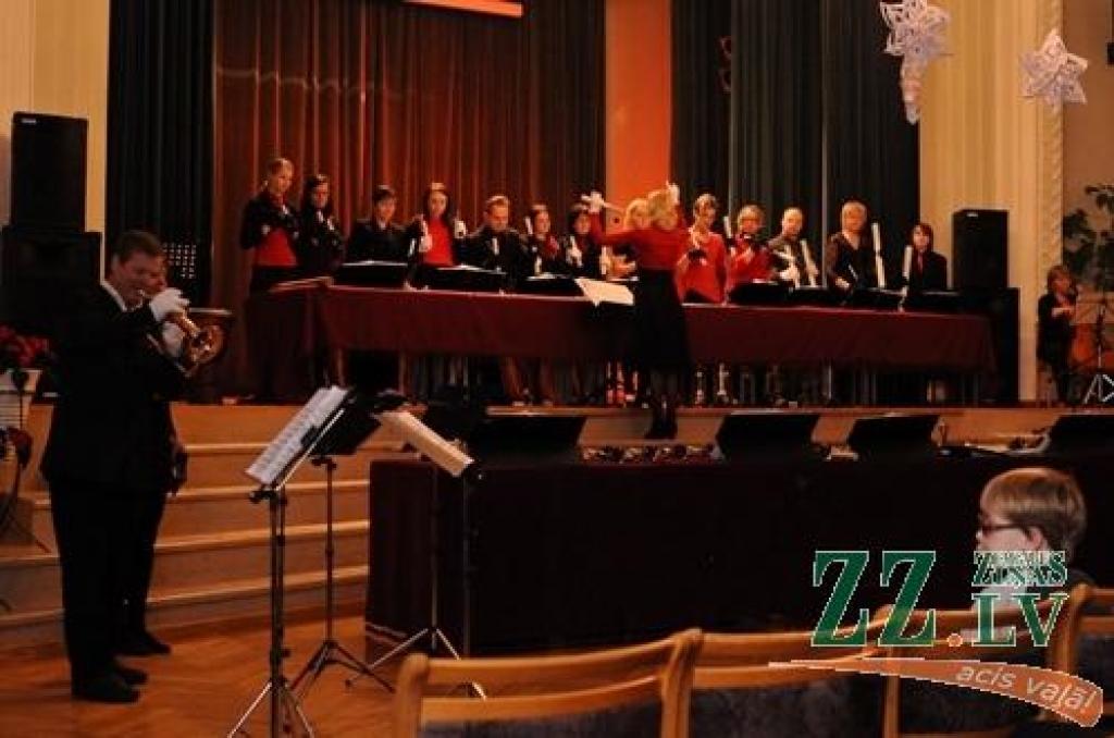 Pirmajos Ziemassvētkos Jelgavas Valsts ģimnāzijā izskanēja zvanu ansambļa «Accelerando» koncerts «Es dzirdēju zvanus skanam». Tajā piedalījās arī Cēsu zvanu ansamblis, Priekules mūzikas un mākslas skolas zvanu ansamblis un Ād.Alunāna...
