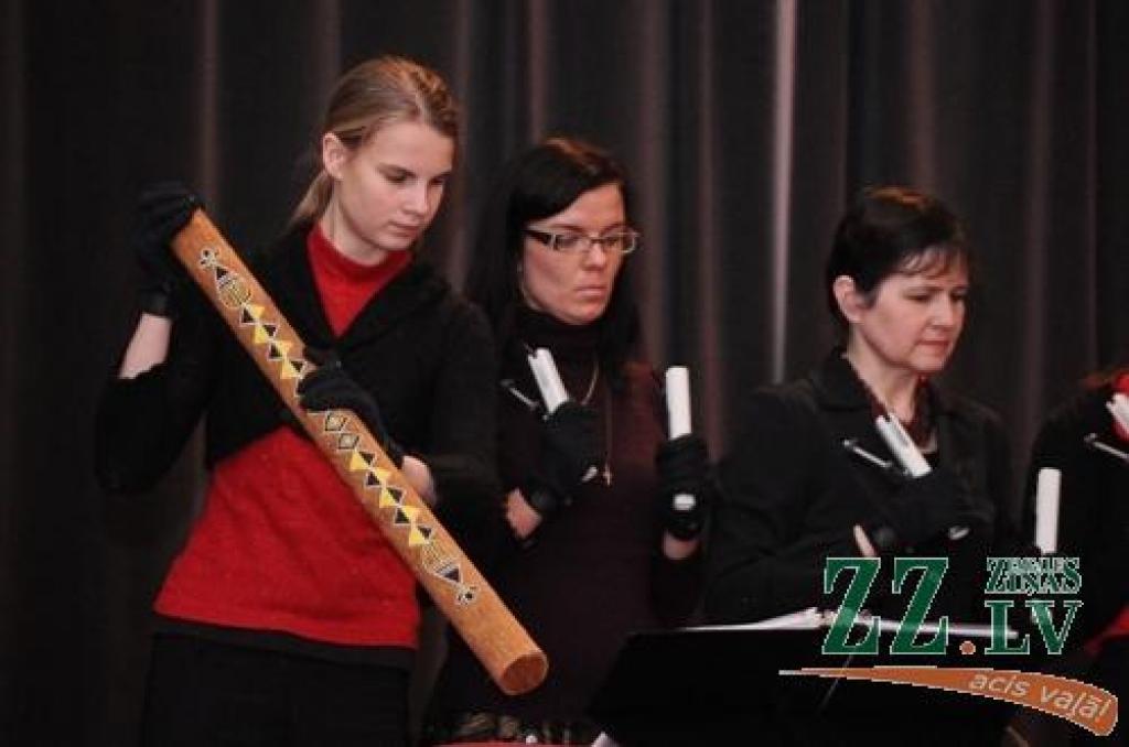 Pirmajos Ziemassvētkos Jelgavas Valsts ģimnāzijā izskanēja zvanu ansambļa «Accelerando» koncerts «Es dzirdēju zvanus skanam». Tajā piedalījās arī Cēsu zvanu ansamblis, Priekules mūzikas un mākslas skolas zvanu ansamblis un Ād.Alunāna...