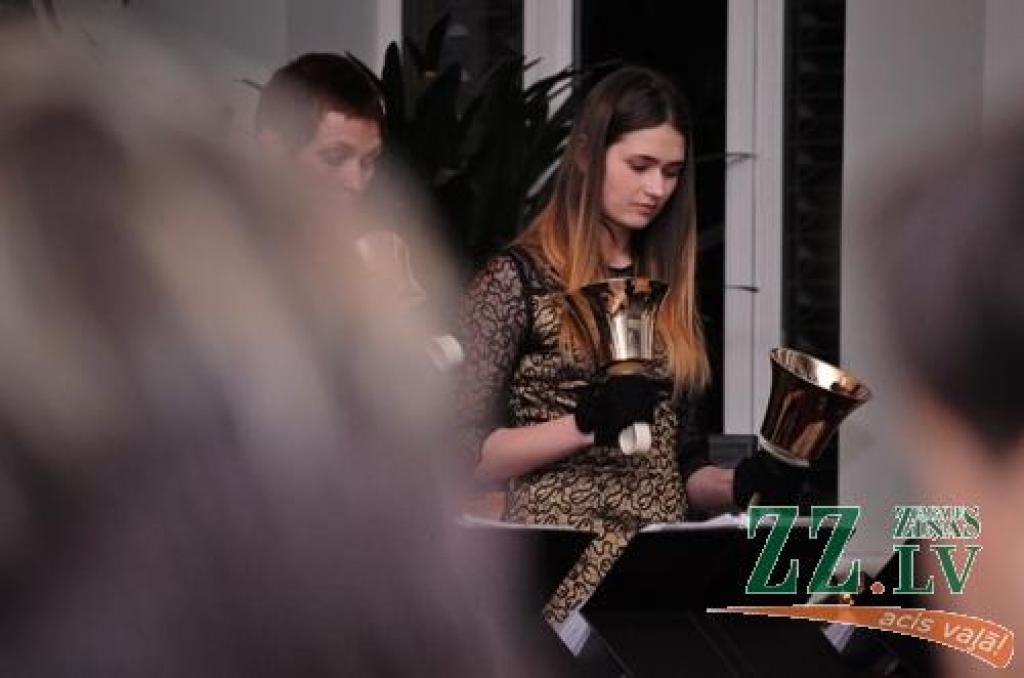 Pirmajos Ziemassvētkos Jelgavas Valsts ģimnāzijā izskanēja zvanu ansambļa «Accelerando» koncerts «Es dzirdēju zvanus skanam». Tajā piedalījās arī Cēsu zvanu ansamblis, Priekules mūzikas un mākslas skolas zvanu ansamblis un Ād.Alunāna...