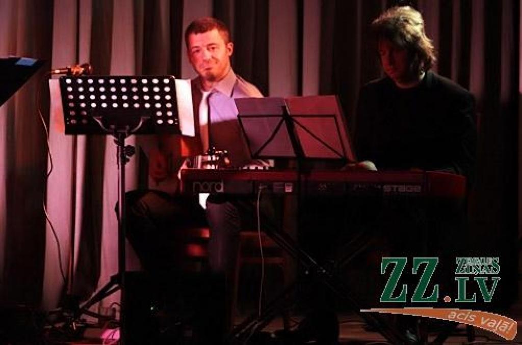 19.decembrī Jelgavas pilī izskanēja Igo, Ērika Upenieka un citu mākslinieku programma «Mans Ziemassvētku stāsts». Tajā skanēja latviešu komponistu skaņdarbi, kas veltīti Ziemassvētku tēmai, un ziemas esejas. Mūzikas noskaņas papildināja...
Autors: Agris Samcovs