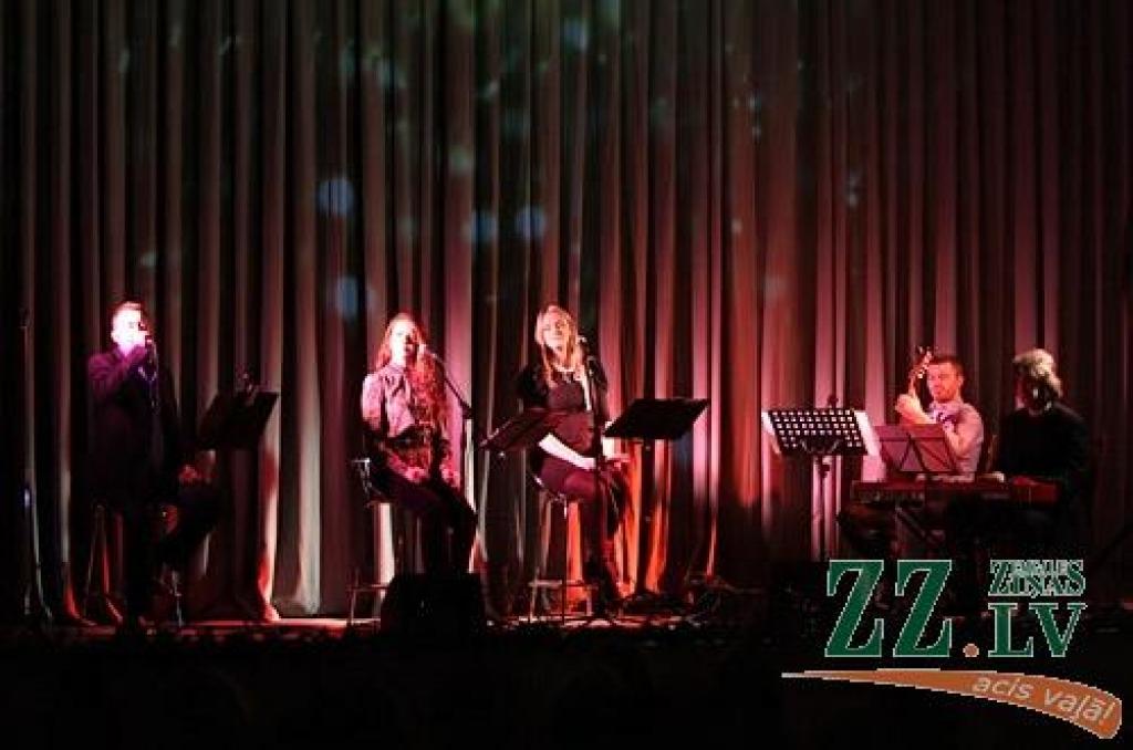 19.decembrī Jelgavas pilī izskanēja Igo, Ērika Upenieka un citu mākslinieku programma «Mans Ziemassvētku stāsts». Tajā skanēja latviešu komponistu skaņdarbi, kas veltīti Ziemassvētku tēmai, un ziemas esejas. Mūzikas noskaņas papildināja...
Autors: Agris Samcovs