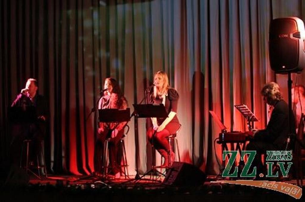 19.decembrī Jelgavas pilī izskanēja Igo, Ērika Upenieka un citu mākslinieku programma «Mans Ziemassvētku stāsts». Tajā skanēja latviešu komponistu skaņdarbi, kas veltīti Ziemassvētku tēmai, un ziemas esejas. Mūzikas noskaņas papildināja...
Autors: Agris Samcovs