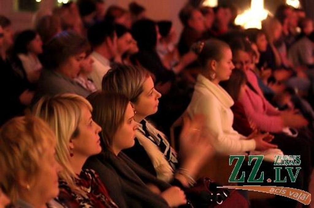 19.decembrī Jelgavas pilī izskanēja Igo, Ērika Upenieka un citu mākslinieku programma «Mans Ziemassvētku stāsts». Tajā skanēja latviešu komponistu skaņdarbi, kas veltīti Ziemassvētku tēmai, un ziemas esejas. Mūzikas noskaņas papildināja...
Autors: Agris Samcovs
