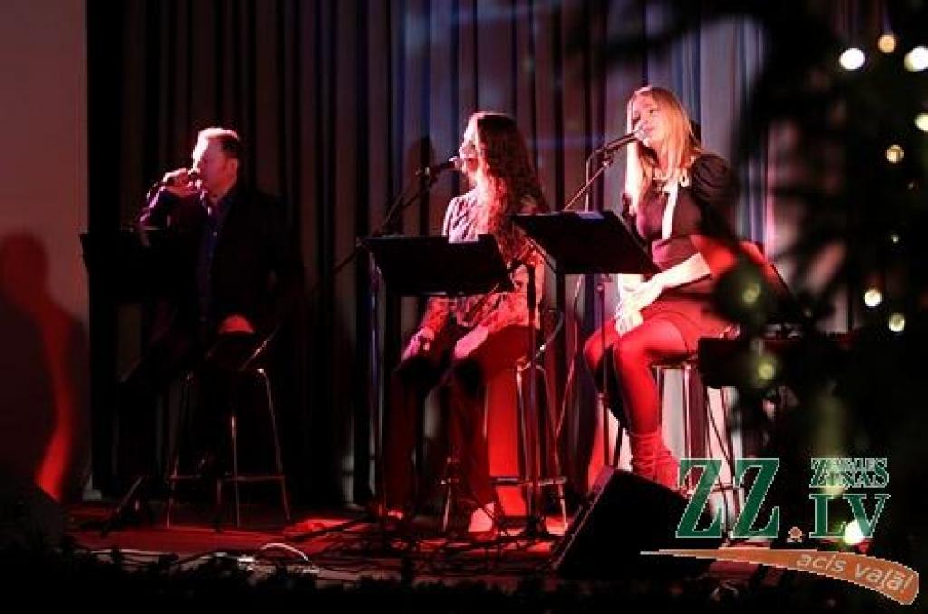 19.decembrī Jelgavas pilī izskanēja Igo, Ērika Upenieka un citu mākslinieku programma «Mans Ziemassvētku stāsts». Tajā skanēja latviešu komponistu skaņdarbi, kas veltīti Ziemassvētku tēmai, un ziemas esejas. Mūzikas noskaņas papildināja...
Autors: Agris Samcovs