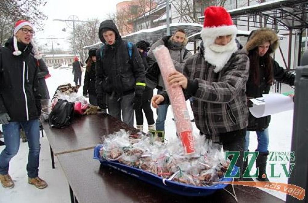 Rūpējoties par jauku pirmssvētku noskaņu, Jelgavas Valsts ģimnāzijas skolēni, spītējot asajam putenim, devās ielās, lai īpaši bērniem un gados vecākiem ļaudīm dāvātu pašu ceptas piparkūkas. Skolas padomes pārstāve Laura Kresa stāsta –...