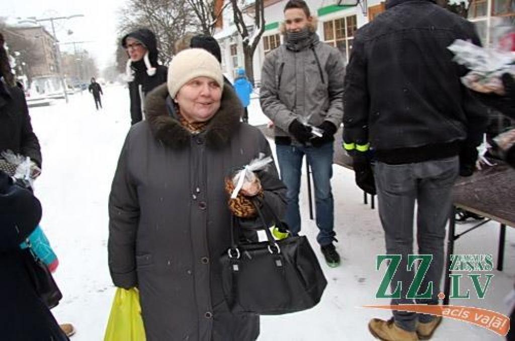 Rūpējoties par jauku pirmssvētku noskaņu, Jelgavas Valsts ģimnāzijas skolēni, spītējot asajam putenim, devās ielās, lai īpaši bērniem un gados vecākiem ļaudīm dāvātu pašu ceptas piparkūkas. Skolas padomes pārstāve Laura Kresa stāsta –...