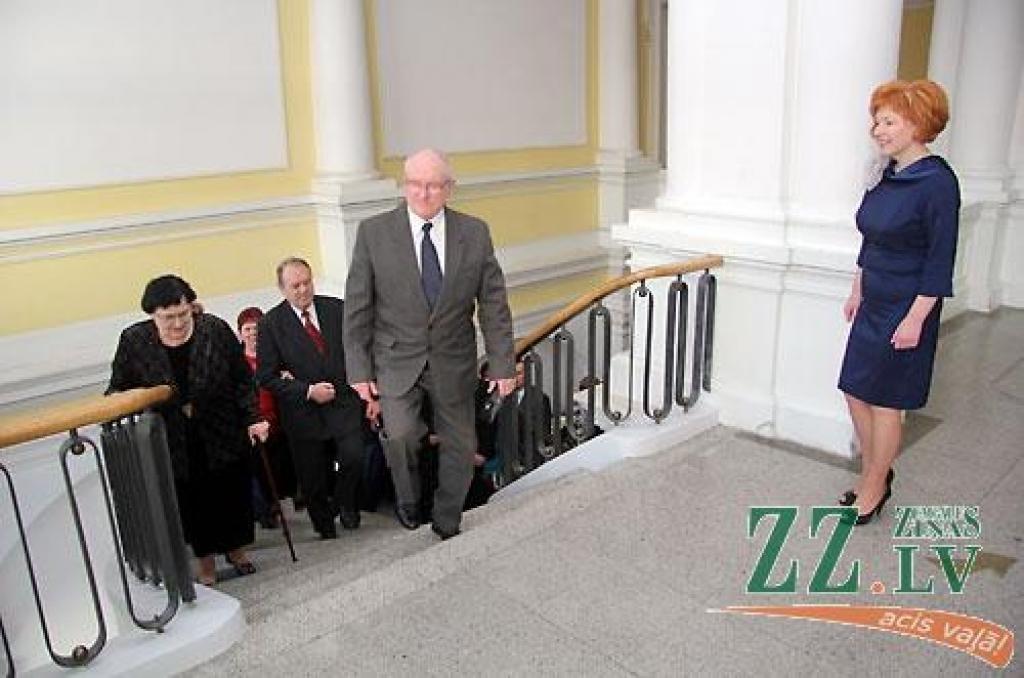 Turpinot jau par tradīciju kļuvušo zelta un sudrabkāzu pāru godināšanu, Jelgavas novada pašvaldības Dzimtsarakstu nodaļa sestdien rīkoja svinīgu pasākumu LLU Sudraba zālē. Bez sudrabkāzu un zelta kāzu gaviļniekiem pasākumā piedalījās arī...
