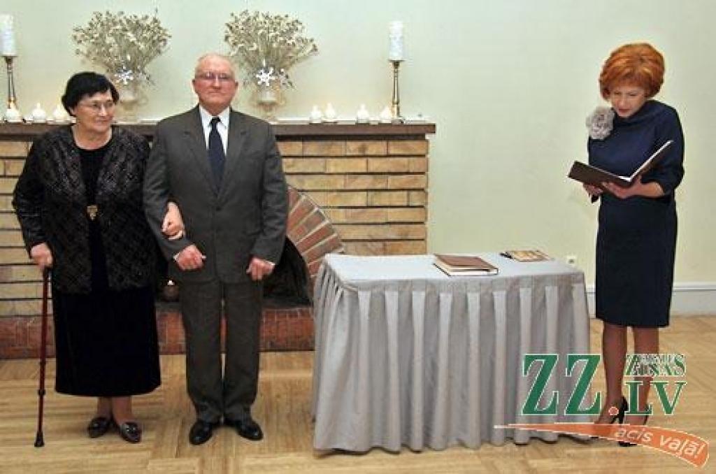 Turpinot jau par tradīciju kļuvušo zelta un sudrabkāzu pāru godināšanu, Jelgavas novada pašvaldības Dzimtsarakstu nodaļa sestdien rīkoja svinīgu pasākumu LLU Sudraba zālē. Bez sudrabkāzu un zelta kāzu gaviļniekiem pasākumā piedalījās arī...