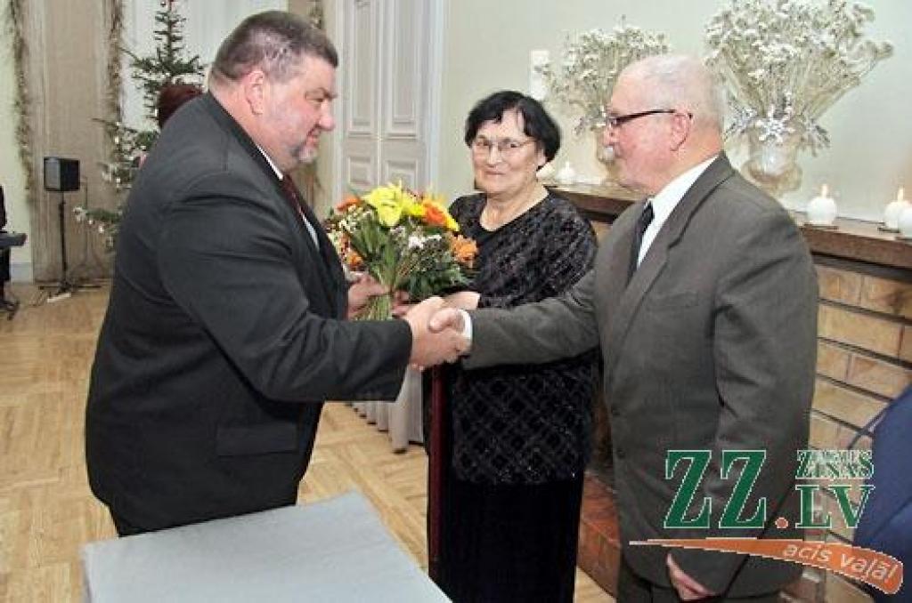 Turpinot jau par tradīciju kļuvušo zelta un sudrabkāzu pāru godināšanu, Jelgavas novada pašvaldības Dzimtsarakstu nodaļa sestdien rīkoja svinīgu pasākumu LLU Sudraba zālē. Bez sudrabkāzu un zelta kāzu gaviļniekiem pasākumā piedalījās arī...
