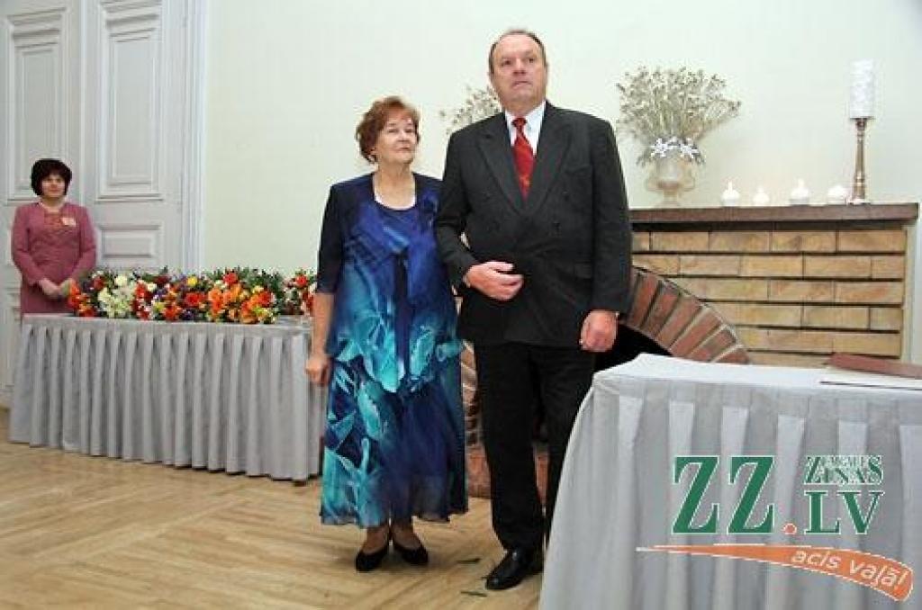 Turpinot jau par tradīciju kļuvušo zelta un sudrabkāzu pāru godināšanu, Jelgavas novada pašvaldības Dzimtsarakstu nodaļa sestdien rīkoja svinīgu pasākumu LLU Sudraba zālē. Bez sudrabkāzu un zelta kāzu gaviļniekiem pasākumā piedalījās arī...