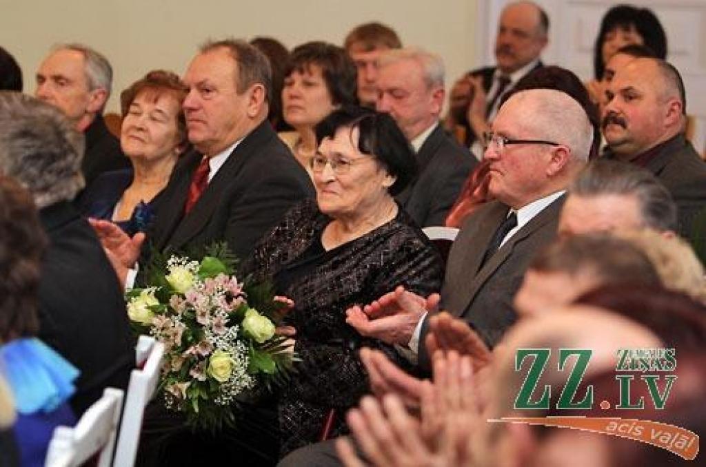 Turpinot jau par tradīciju kļuvušo zelta un sudrabkāzu pāru godināšanu, Jelgavas novada pašvaldības Dzimtsarakstu nodaļa sestdien rīkoja svinīgu pasākumu LLU Sudraba zālē. Bez sudrabkāzu un zelta kāzu gaviļniekiem pasākumā piedalījās arī...