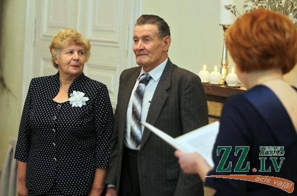 Turpinot jau par tradīciju kļuvušo zelta un sudrabkāzu pāru godināšanu, Jelgavas novada pašvaldības Dzimtsarakstu nodaļa sestdien rīkoja svinīgu pasākumu LLU Sudraba zālē. Bez sudrabkāzu un zelta kāzu gaviļniekiem pasākumā piedalījās arī...