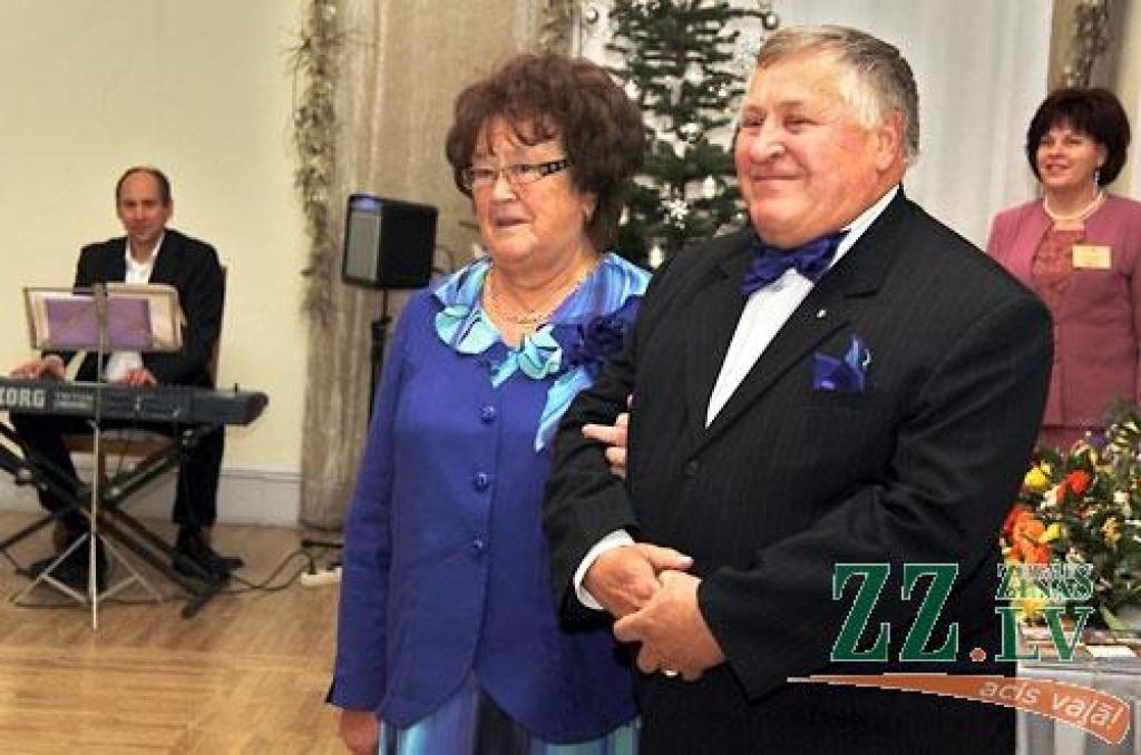 Turpinot jau par tradīciju kļuvušo zelta un sudrabkāzu pāru godināšanu, Jelgavas novada pašvaldības Dzimtsarakstu nodaļa sestdien rīkoja svinīgu pasākumu LLU Sudraba zālē. Bez sudrabkāzu un zelta kāzu gaviļniekiem pasākumā piedalījās arī...