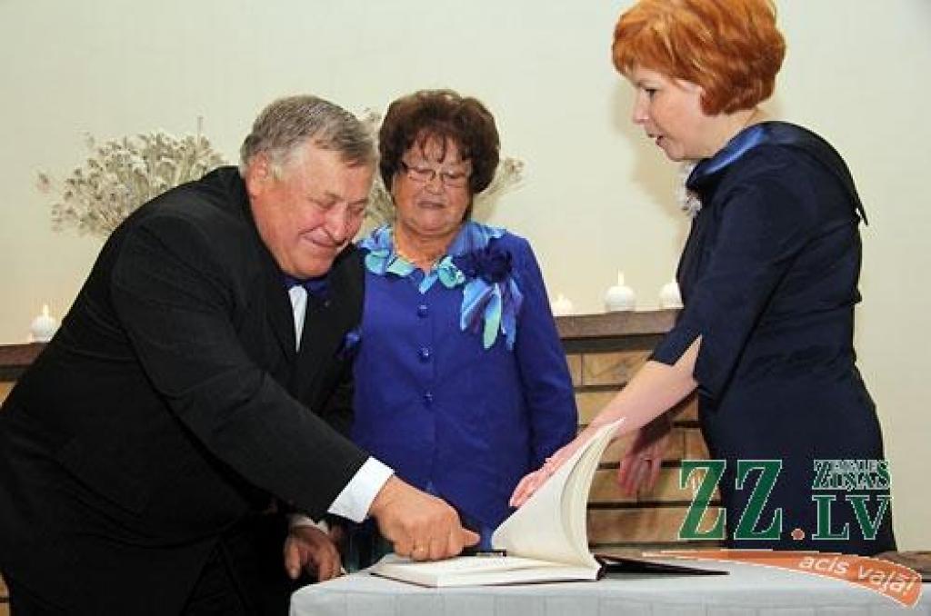 Turpinot jau par tradīciju kļuvušo zelta un sudrabkāzu pāru godināšanu, Jelgavas novada pašvaldības Dzimtsarakstu nodaļa sestdien rīkoja svinīgu pasākumu LLU Sudraba zālē. Bez sudrabkāzu un zelta kāzu gaviļniekiem pasākumā piedalījās arī...