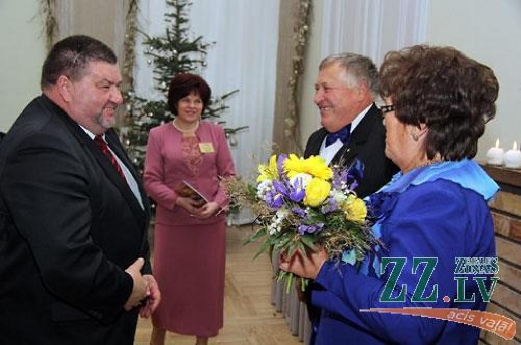 Turpinot jau par tradīciju kļuvušo zelta un sudrabkāzu pāru godināšanu, Jelgavas novada pašvaldības Dzimtsarakstu nodaļa sestdien rīkoja svinīgu pasākumu LLU Sudraba zālē. Bez sudrabkāzu un zelta kāzu gaviļniekiem pasākumā piedalījās arī...
