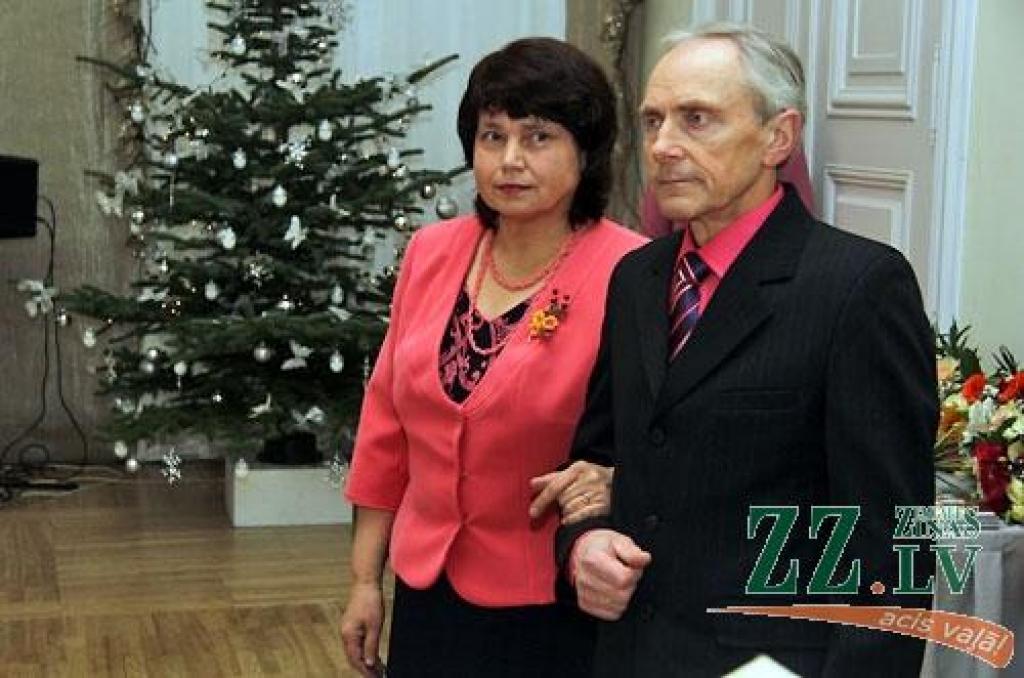 Turpinot jau par tradīciju kļuvušo zelta un sudrabkāzu pāru godināšanu, Jelgavas novada pašvaldības Dzimtsarakstu nodaļa sestdien rīkoja svinīgu pasākumu LLU Sudraba zālē. Bez sudrabkāzu un zelta kāzu gaviļniekiem pasākumā piedalījās arī...