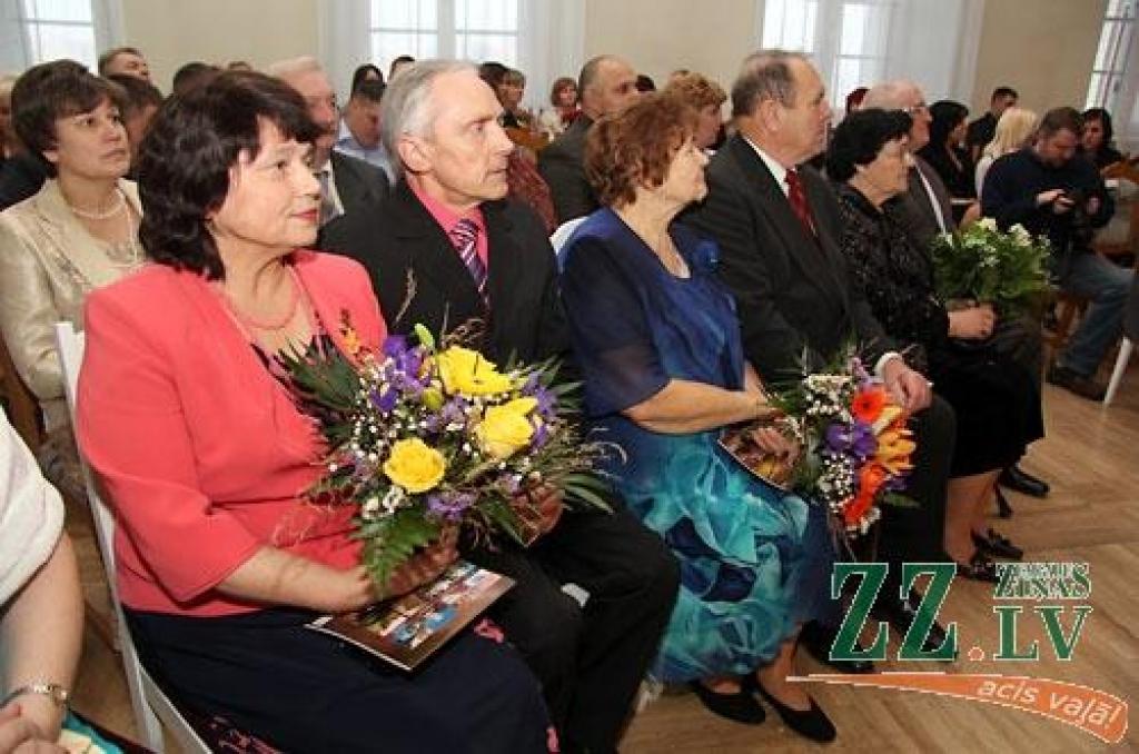 Turpinot jau par tradīciju kļuvušo zelta un sudrabkāzu pāru godināšanu, Jelgavas novada pašvaldības Dzimtsarakstu nodaļa sestdien rīkoja svinīgu pasākumu LLU Sudraba zālē. Bez sudrabkāzu un zelta kāzu gaviļniekiem pasākumā piedalījās arī...