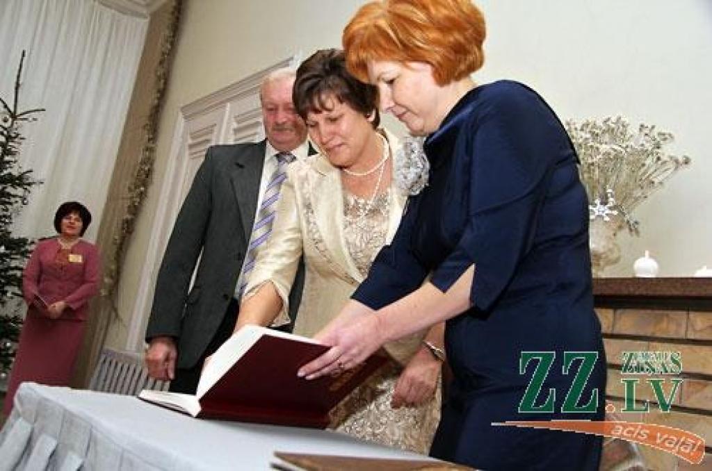 Turpinot jau par tradīciju kļuvušo zelta un sudrabkāzu pāru godināšanu, Jelgavas novada pašvaldības Dzimtsarakstu nodaļa sestdien rīkoja svinīgu pasākumu LLU Sudraba zālē. Bez sudrabkāzu un zelta kāzu gaviļniekiem pasākumā piedalījās arī...
