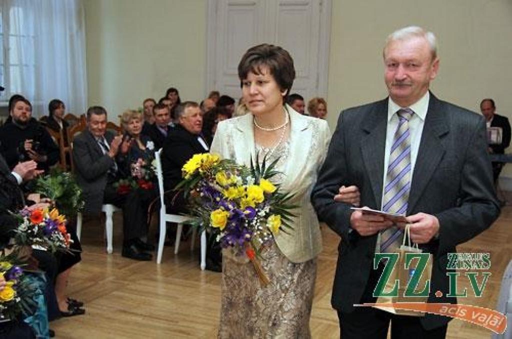 Turpinot jau par tradīciju kļuvušo zelta un sudrabkāzu pāru godināšanu, Jelgavas novada pašvaldības Dzimtsarakstu nodaļa sestdien rīkoja svinīgu pasākumu LLU Sudraba zālē. Bez sudrabkāzu un zelta kāzu gaviļniekiem pasākumā piedalījās arī...