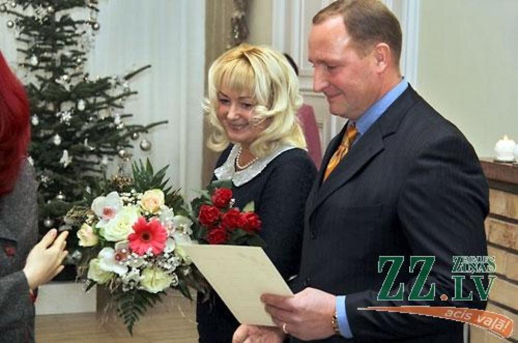 Turpinot jau par tradīciju kļuvušo zelta un sudrabkāzu pāru godināšanu, Jelgavas novada pašvaldības Dzimtsarakstu nodaļa sestdien rīkoja svinīgu pasākumu LLU Sudraba zālē. Bez sudrabkāzu un zelta kāzu gaviļniekiem pasākumā piedalījās arī...