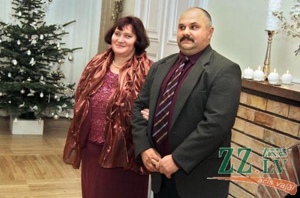 Turpinot jau par tradīciju kļuvušo zelta un sudrabkāzu pāru godināšanu, Jelgavas novada pašvaldības Dzimtsarakstu nodaļa sestdien rīkoja svinīgu pasākumu LLU Sudraba zālē. Bez sudrabkāzu un zelta kāzu gaviļniekiem pasākumā piedalījās arī...