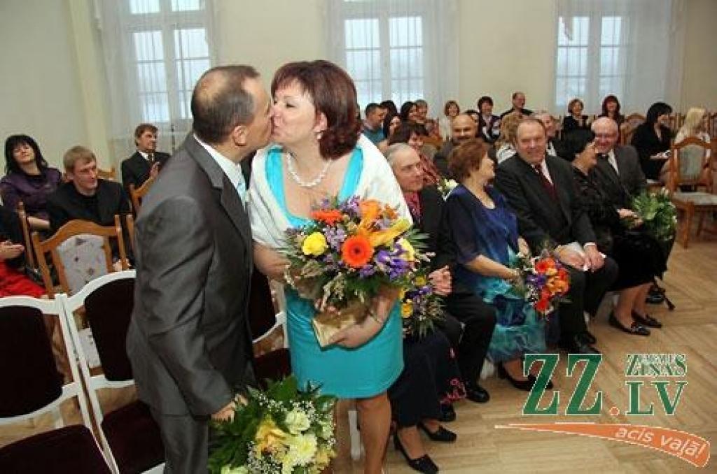 Turpinot jau par tradīciju kļuvušo zelta un sudrabkāzu pāru godināšanu, Jelgavas novada pašvaldības Dzimtsarakstu nodaļa sestdien rīkoja svinīgu pasākumu LLU Sudraba zālē. Bez sudrabkāzu un zelta kāzu gaviļniekiem pasākumā piedalījās arī...
