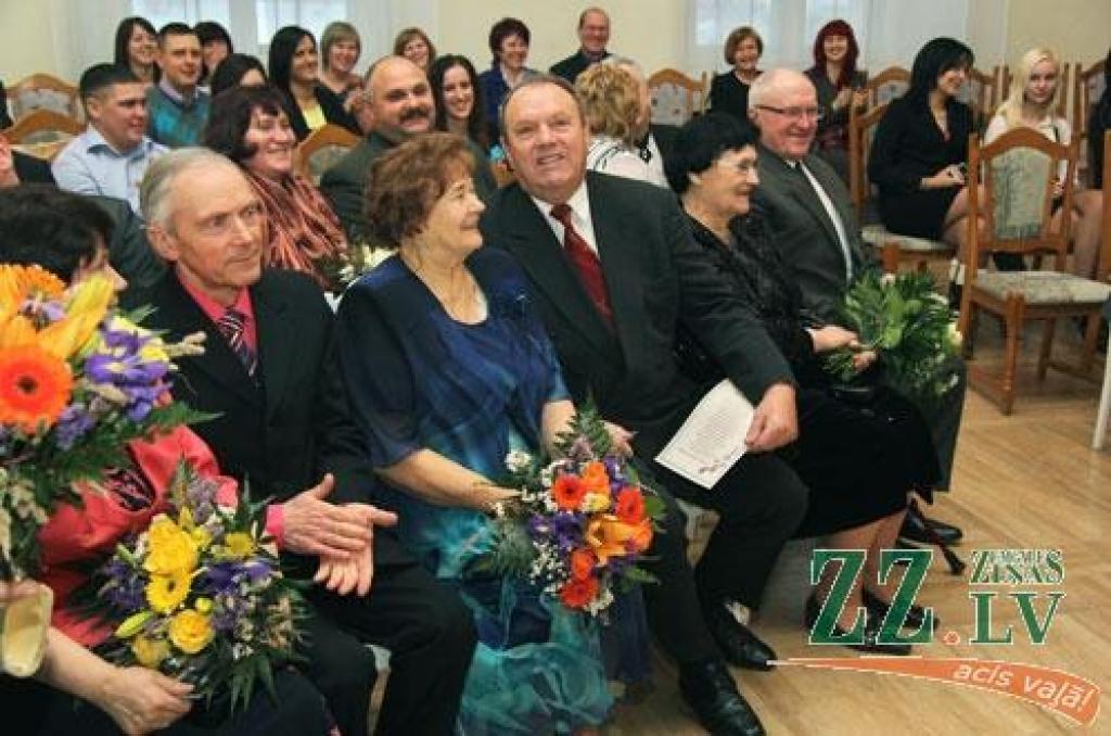 Turpinot jau par tradīciju kļuvušo zelta un sudrabkāzu pāru godināšanu, Jelgavas novada pašvaldības Dzimtsarakstu nodaļa sestdien rīkoja svinīgu pasākumu LLU Sudraba zālē. Bez sudrabkāzu un zelta kāzu gaviļniekiem pasākumā piedalījās arī...