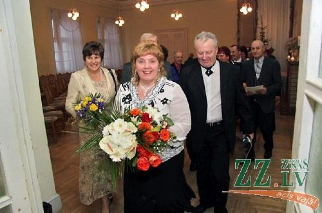 Turpinot jau par tradīciju kļuvušo zelta un sudrabkāzu pāru godināšanu, Jelgavas novada pašvaldības Dzimtsarakstu nodaļa sestdien rīkoja svinīgu pasākumu LLU Sudraba zālē. Bez sudrabkāzu un zelta kāzu gaviļniekiem pasākumā piedalījās arī...