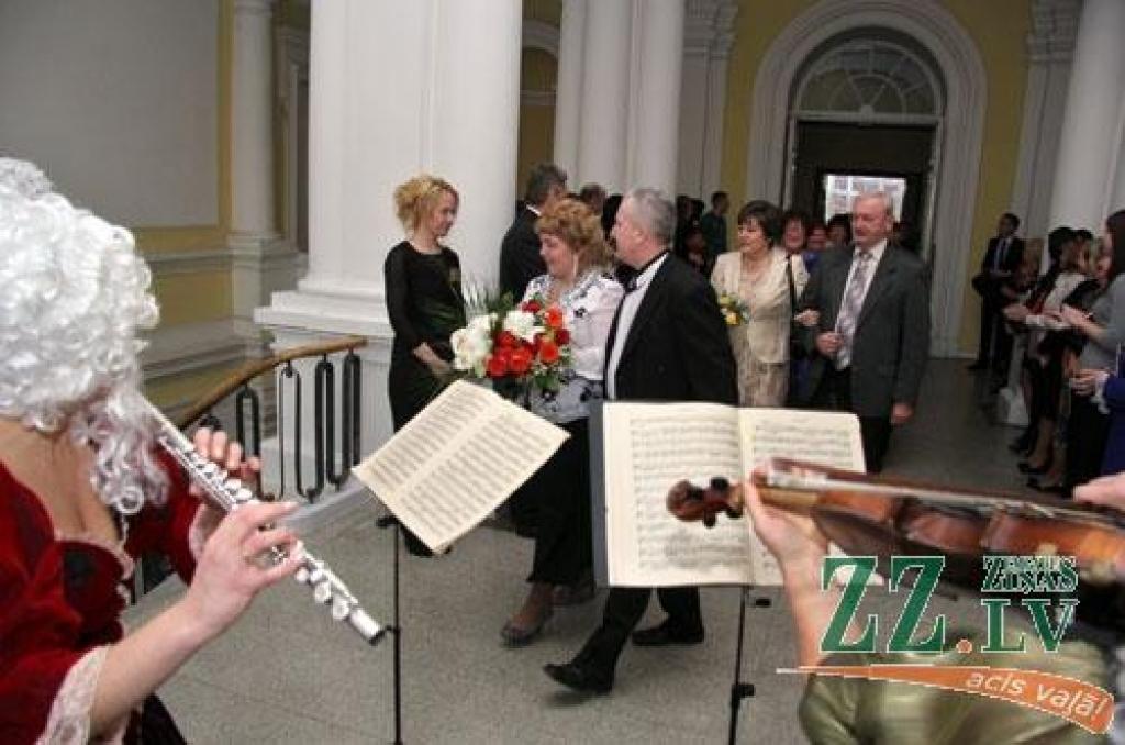 Turpinot jau par tradīciju kļuvušo zelta un sudrabkāzu pāru godināšanu, Jelgavas novada pašvaldības Dzimtsarakstu nodaļa sestdien rīkoja svinīgu pasākumu LLU Sudraba zālē. Bez sudrabkāzu un zelta kāzu gaviļniekiem pasākumā piedalījās arī...