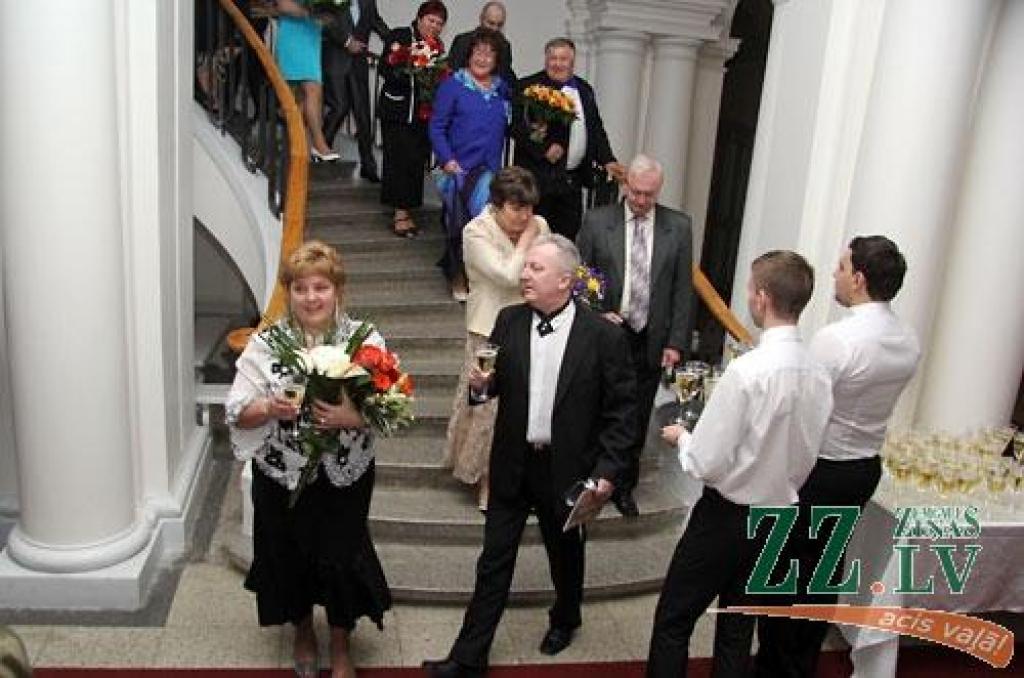 Turpinot jau par tradīciju kļuvušo zelta un sudrabkāzu pāru godināšanu, Jelgavas novada pašvaldības Dzimtsarakstu nodaļa sestdien rīkoja svinīgu pasākumu LLU Sudraba zālē. Bez sudrabkāzu un zelta kāzu gaviļniekiem pasākumā piedalījās arī...
