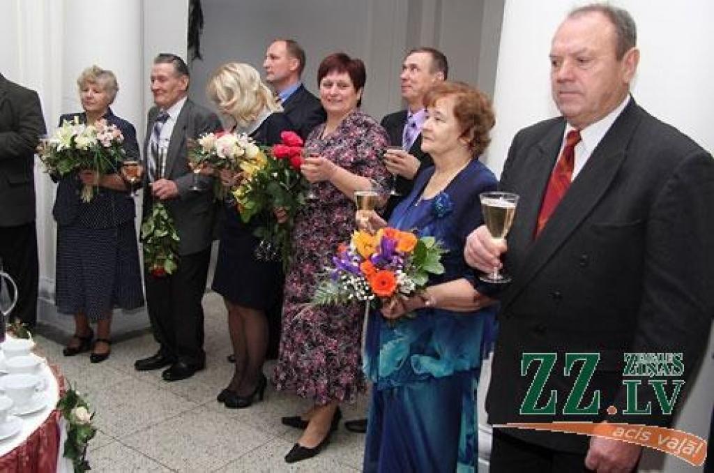 Turpinot jau par tradīciju kļuvušo zelta un sudrabkāzu pāru godināšanu, Jelgavas novada pašvaldības Dzimtsarakstu nodaļa sestdien rīkoja svinīgu pasākumu LLU Sudraba zālē. Bez sudrabkāzu un zelta kāzu gaviļniekiem pasākumā piedalījās arī...