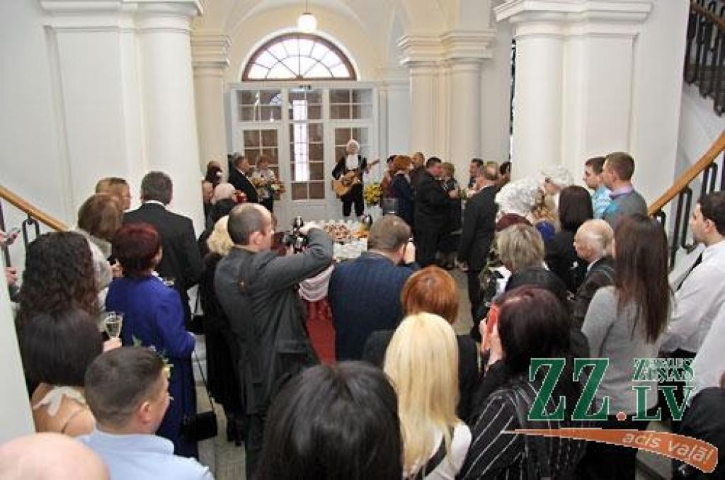 Turpinot jau par tradīciju kļuvušo zelta un sudrabkāzu pāru godināšanu, Jelgavas novada pašvaldības Dzimtsarakstu nodaļa sestdien rīkoja svinīgu pasākumu LLU Sudraba zālē. Bez sudrabkāzu un zelta kāzu gaviļniekiem pasākumā piedalījās arī...