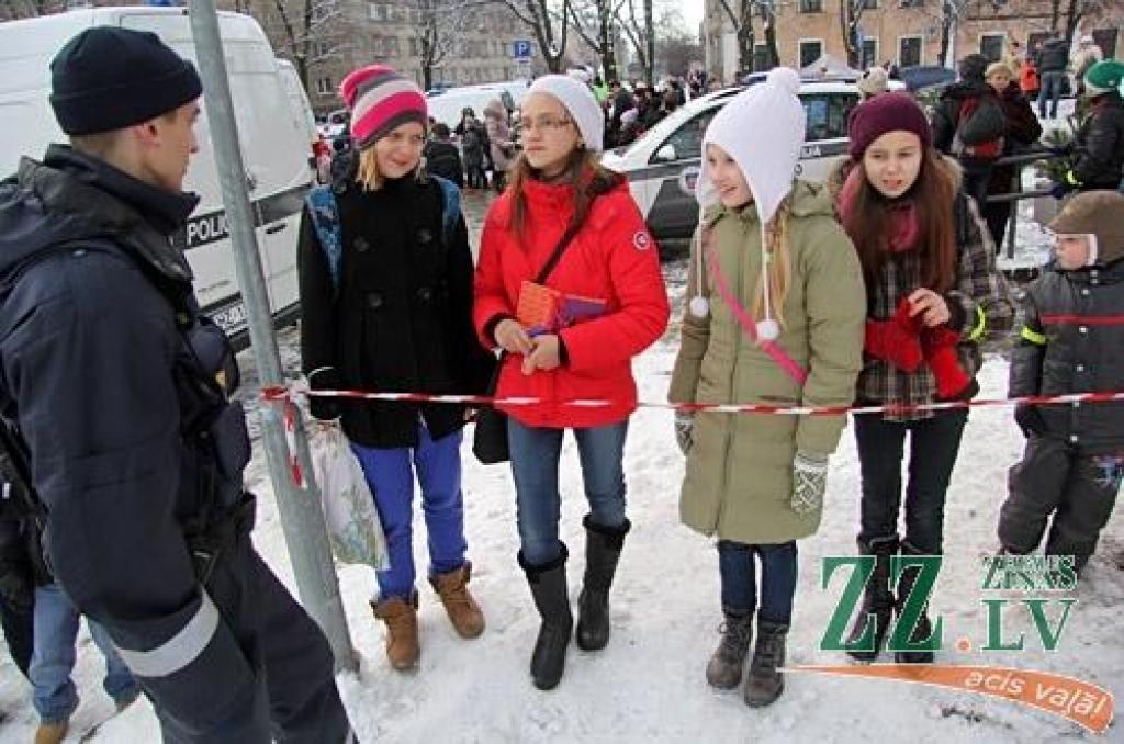 Labākie Zemgales policisti 6.decembrī no iekšlietu ministra Riharda Kozlovska un Valsts policijas priekšnieka Inta Ķuža saņēma pateicības vārdus un apbalvojumus. Atzīmējot Valsts policijas 94.gadadienu, svētku sajūta radīta arī mazākajiem...
Autors: Agris Samcovs