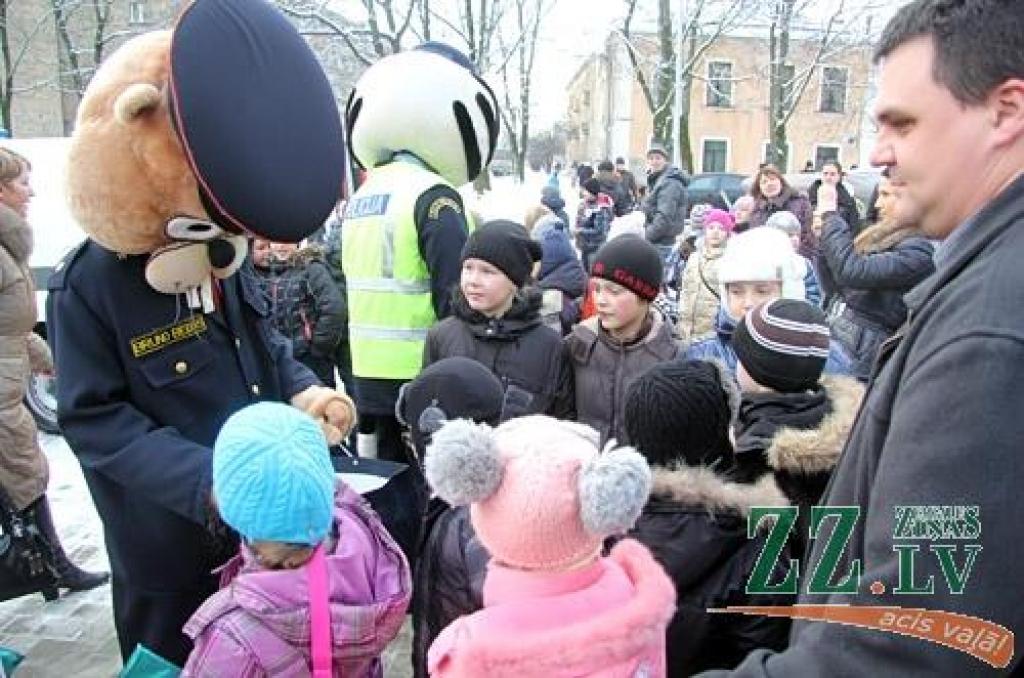 Labākie Zemgales policisti 6.decembrī no iekšlietu ministra Riharda Kozlovska un Valsts policijas priekšnieka Inta Ķuža saņēma pateicības vārdus un apbalvojumus. Atzīmējot Valsts policijas 94.gadadienu, svētku sajūta radīta arī mazākajiem...
Autors: Agris Samcovs